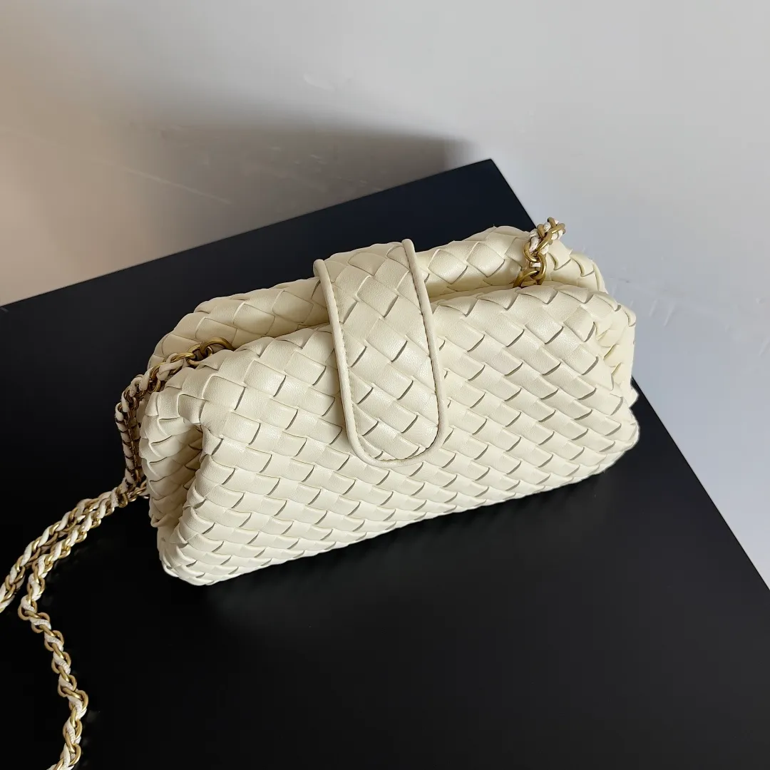 Batch 1880 BOTTEGA VENETA LAUREN 1980 small clutch bag is new! The small size that many people squat on is finally here. The self-adjustable zipper is a highlight of this bag. After being removed, it can be used as a handbag for important occasions. One bag unlocks two carrying methods at the same time. It is practical and has a unique sense of structure and beautiful lines. It is more elegant than a small cloud. It is a tribute to the classics and the pursuit of modernity. Style number: 804038 Size: 27*15*8cm